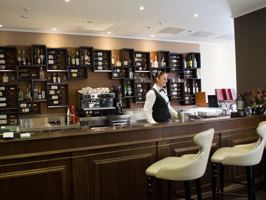 Premier Palace Spa Hotel Bucureşti Eksteriør bilde A bar in a hotel