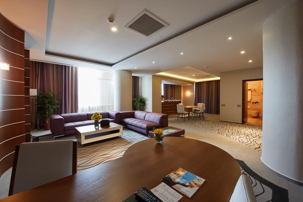 Premier Palace Spa Hotel Bucureşti Eksteriør bilde Suite at the Radisson Blu Hotel, Baku