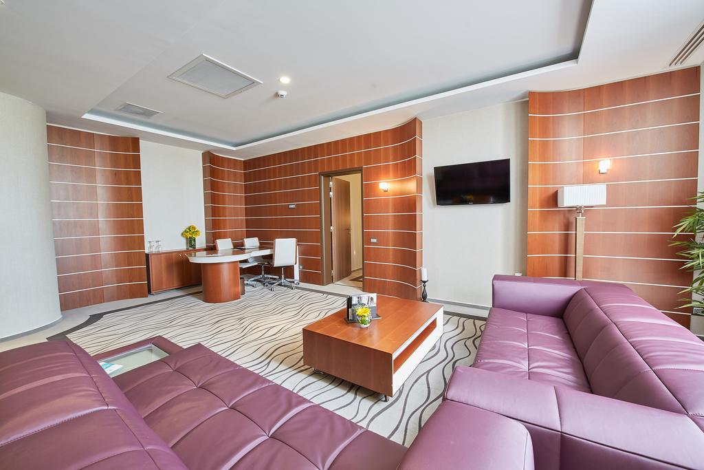 Premier Palace Spa Hotel Bucureşti Eksteriør bilde A suite at the airport